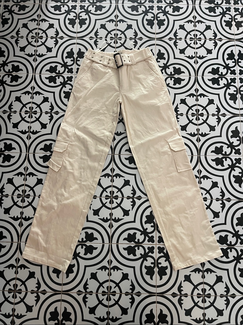 White Fox Cargo Pants with Belt in Cream Size XS- never worn!